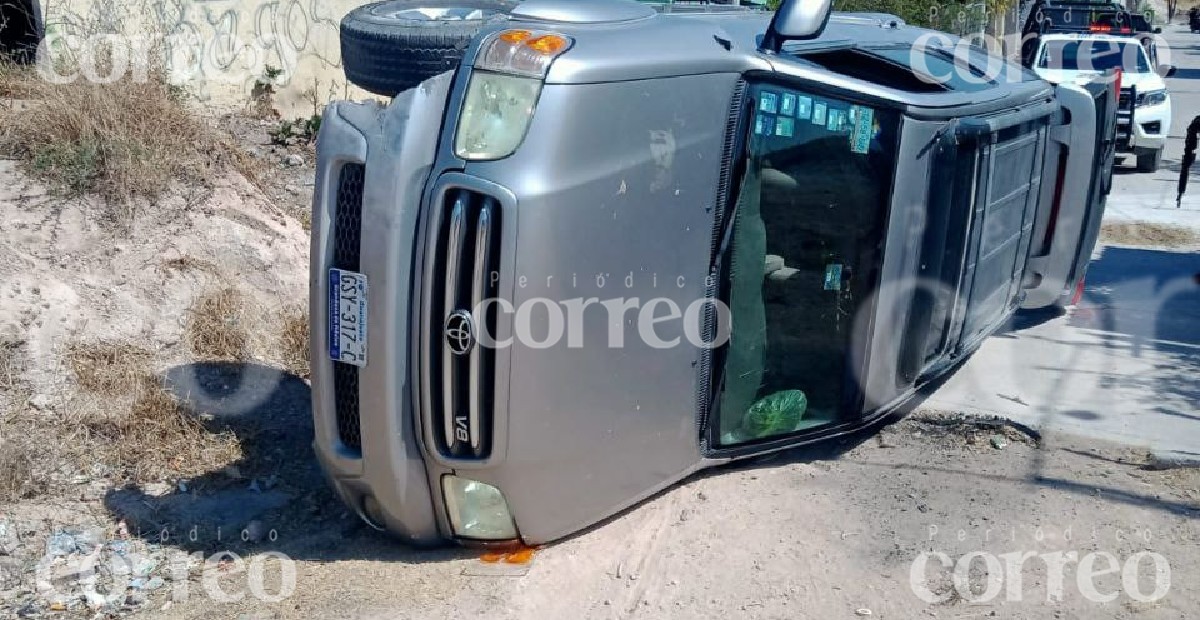 Asaltan, roban camioneta y terminan volcando en Purísima del Rincón