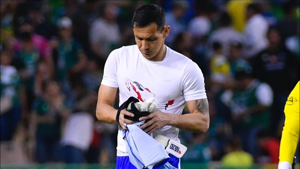 Aplauden gesto de Cota, portero de León, tras regalar su jersey a un aficionado invidente