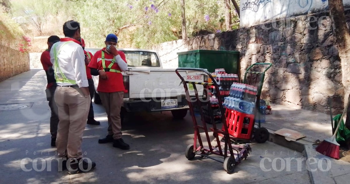 Motociclista se impacta contra camioneta repartidora de Coca-Cola en Guanajuato