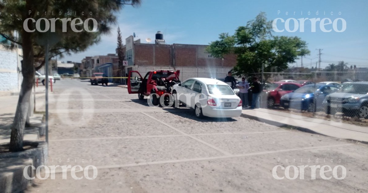 Luego de 5 días, vecinos de León descubren en auto a un hombre asesinado