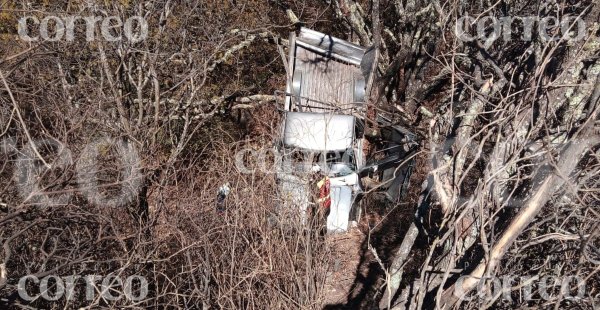 Camioneta cae de barranco y deja tres heridos en la Guanajuato-Dolores Hidalgo