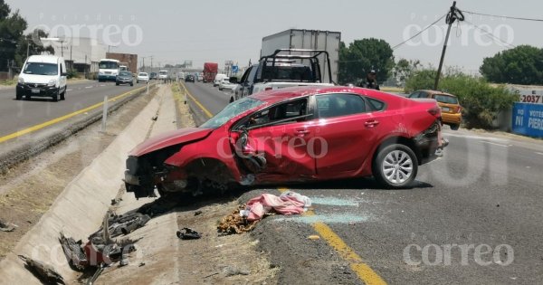 Automovilista se vuelca luego de que le explotara una llanta en la Irapuato-Abasolo