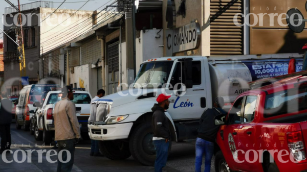 Incendio de fábrica de botas provoca fuerte movilización en el centro de León