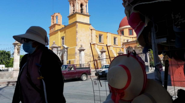 Ella es Camelia y lleva 17 años siendo sombrerera en Juventino Rosas