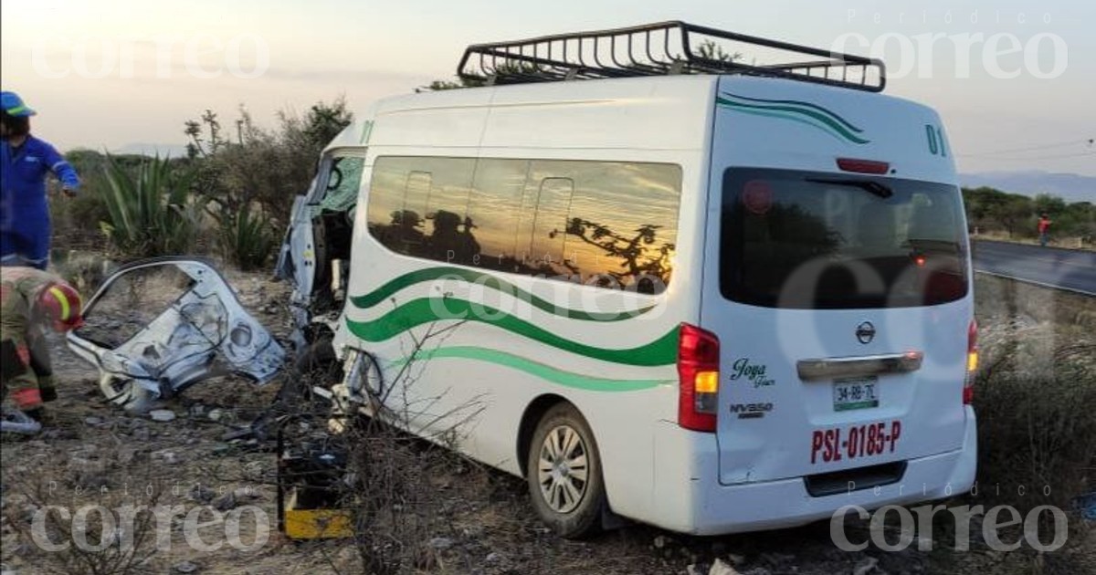 Camioneta se impacta contra un becerro y deja cinco lesionados en San Luis de la Paz