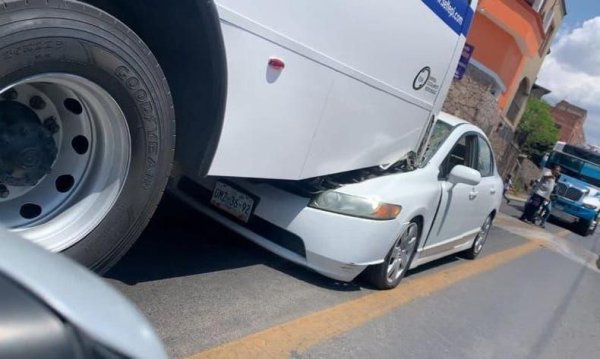 Guanajuato: en la carretera de Marfil deja solo daños materiales