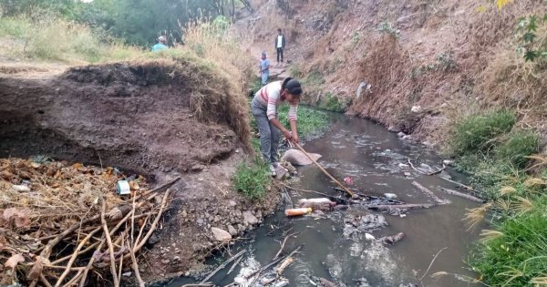 Manos a la obra: ciudadanos limpian el cauce del río de Cervera en Guanajuato