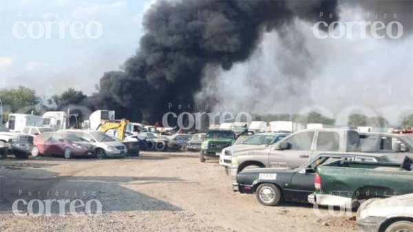 Incendio consume vehículos en la pensión de Fracciones de Aguirre en León