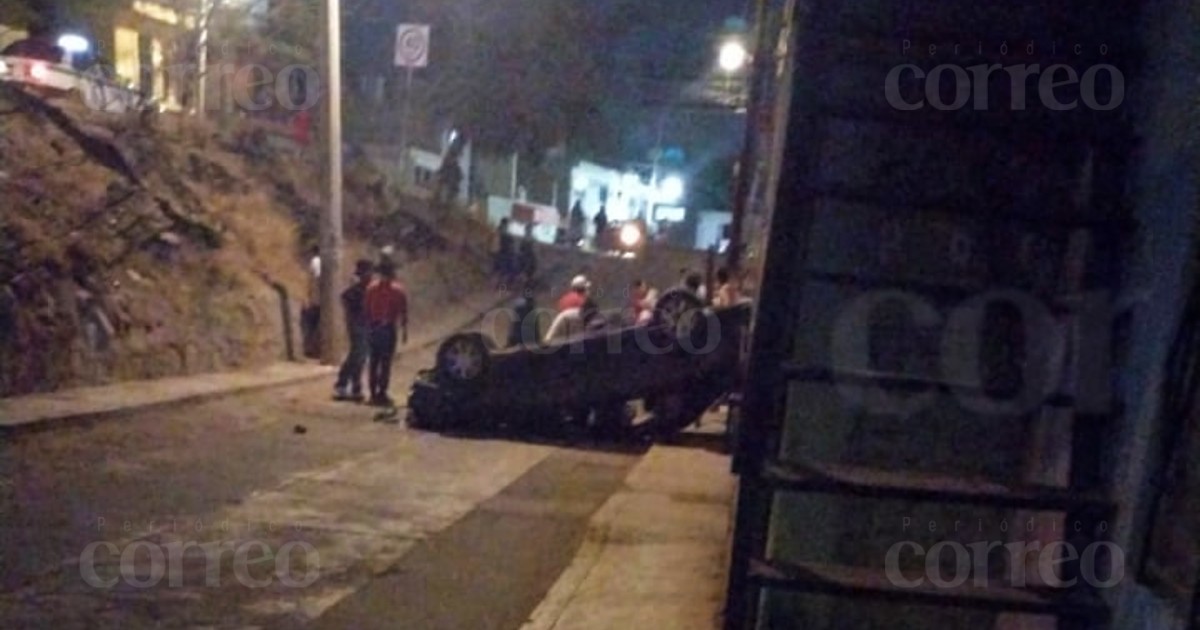 Auto se cae del camino en Guanajuato y queda volteado en una calle