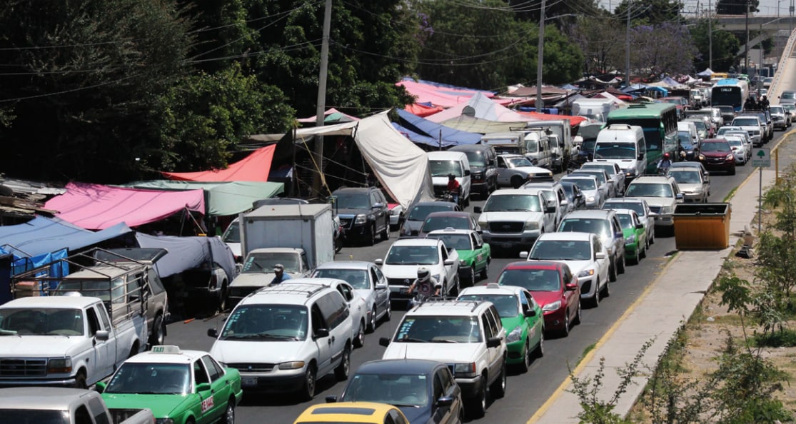 Tianguis en la colonia Insurgentes en Celaya  ocasiona tráfico y basura