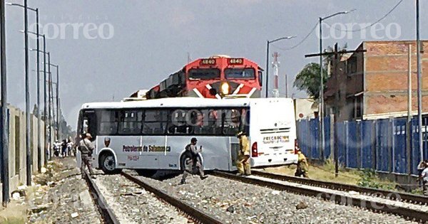 Autobús de transporte de personal de Pemex es arrastrado por el tren en Salamanca