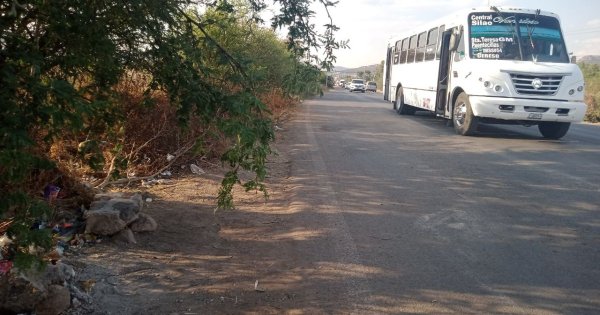 Ciudadanos de Puentecillas esperan el camión sobre la carretera; exigen paraderos