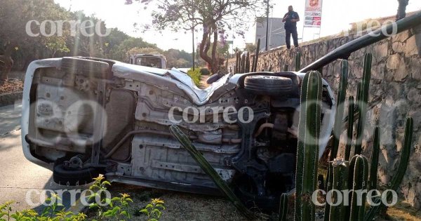 Volcadura en Malecón del Río deja cuantiosos daños materiales