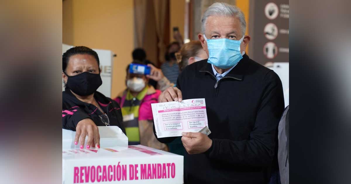 AMLO vota en consulta de Revocación de Mandato; afrentas Morena-INE siguen