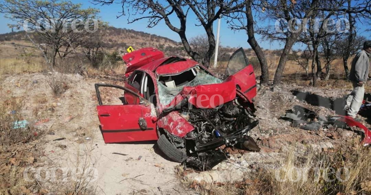 Auto se vuelca en la Guanajuato-Juventino Rosas y queda destrozado