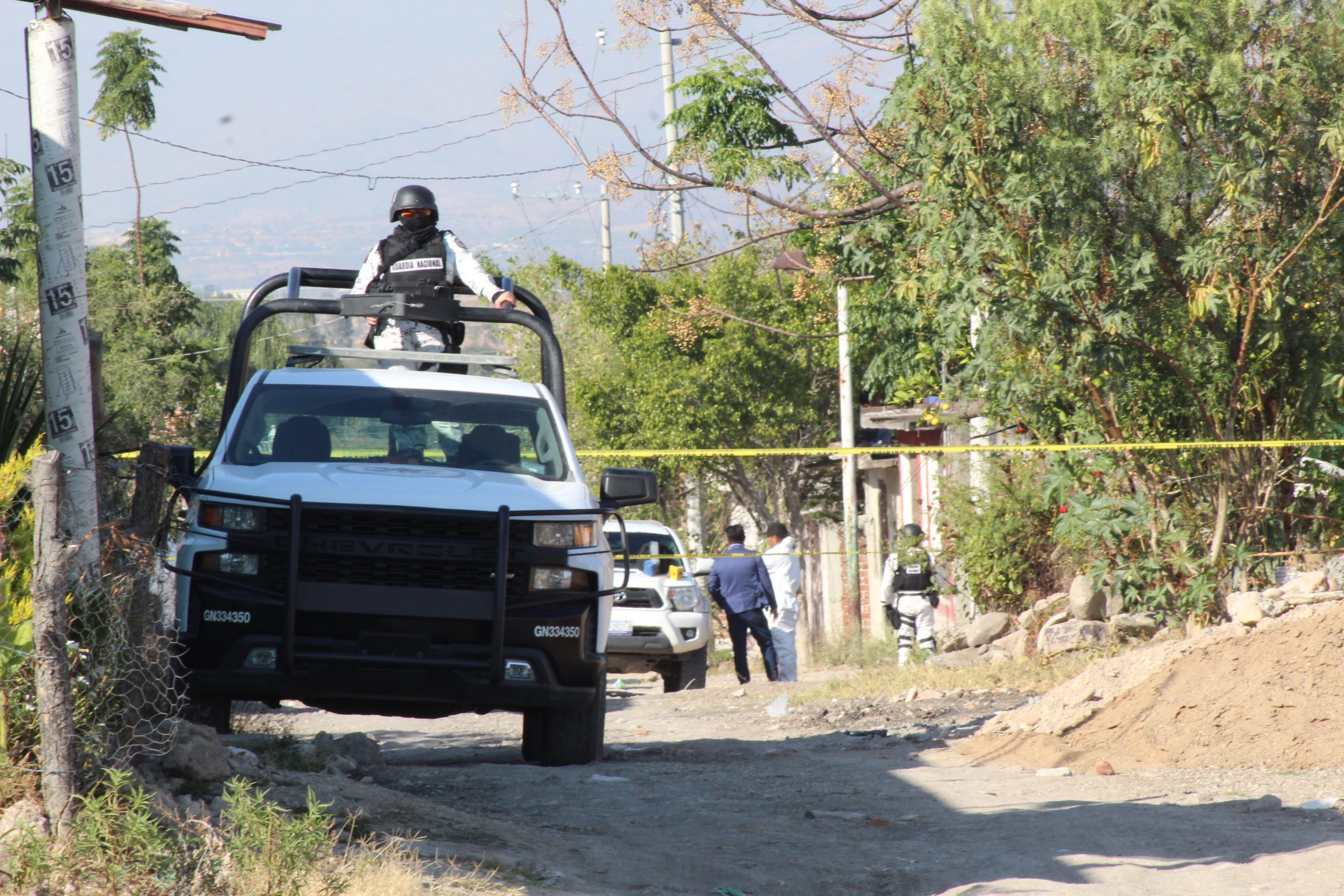 Abandonan el cadáver de una mujer sobre un camino de terracería en San Roque, Irapuato