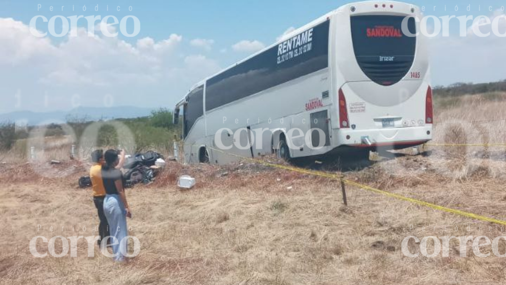 Apaseo el Alto: Choque entre camión de turistas y torton deja un muerto