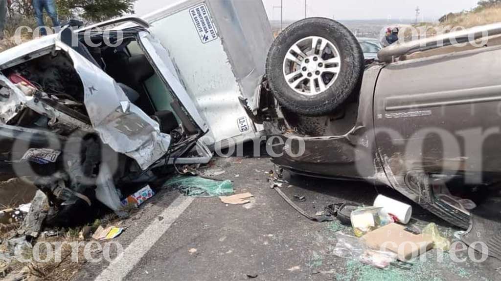 Aparatoso choque deja un muerto y ocho heridos en carretera de San Miguel de Allende