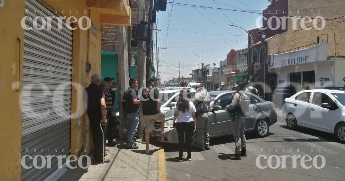 Patrulla de Policía de Salamanca choca contra auto en Aldana y Del Bosque