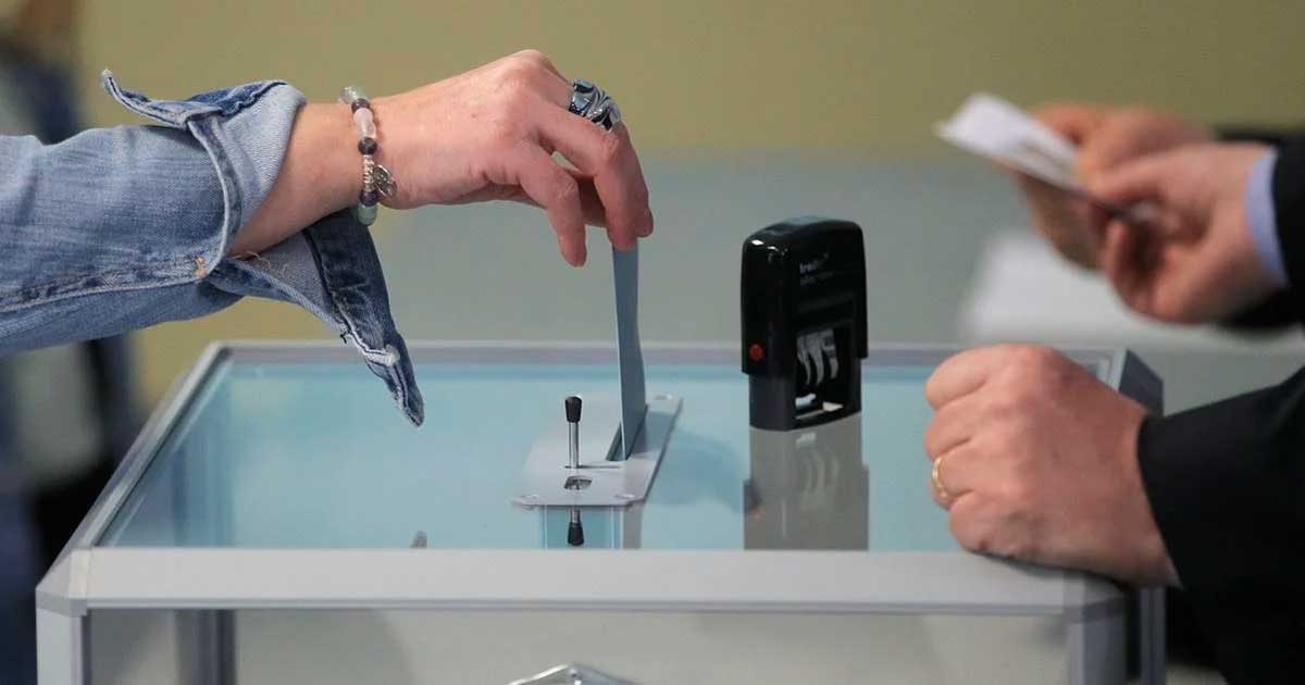 Votaciones en Francia avanzan en segunda ronda con preferencia a Le Pen