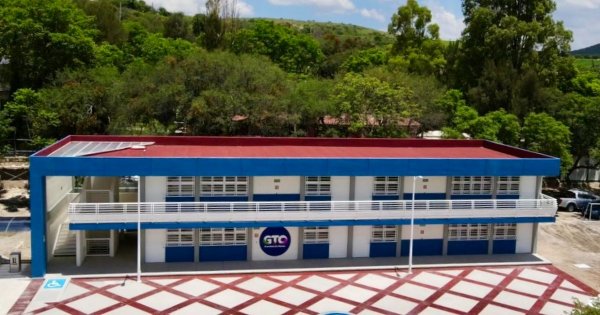 Alumnos y maestros regresan a escuelas reparadas en Comonfort