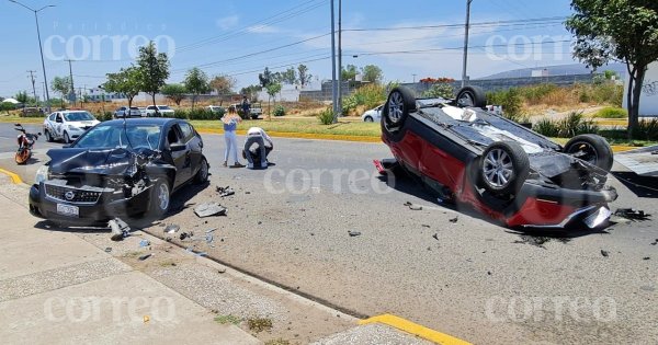 Auto y camioneta protagonizan fuerte choque en Irapuato