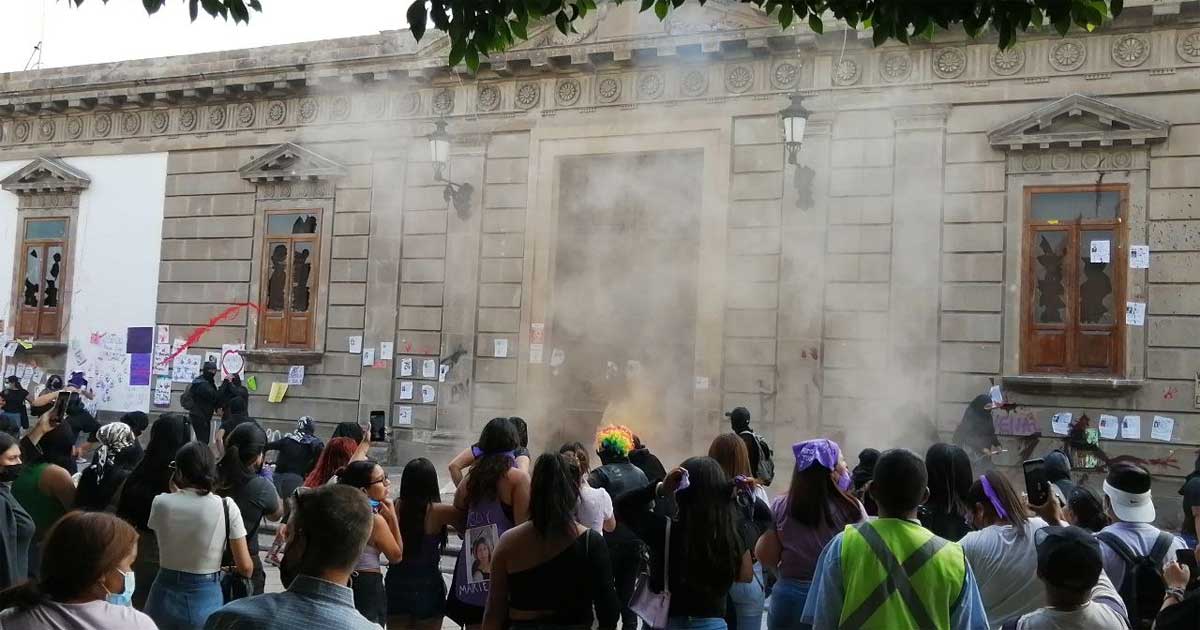 Policías de Irapuato reprimen protestas contra feminicidios y desaparecidas