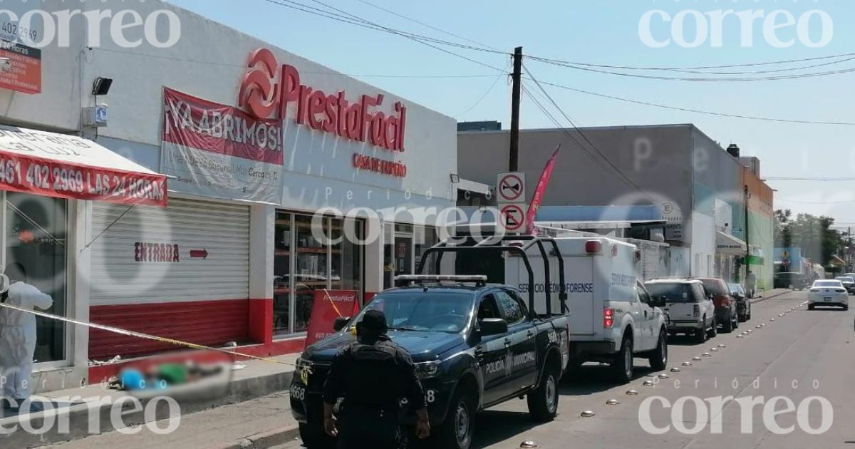 Hombre en situación de calle muere afuera de comercios en Celaya