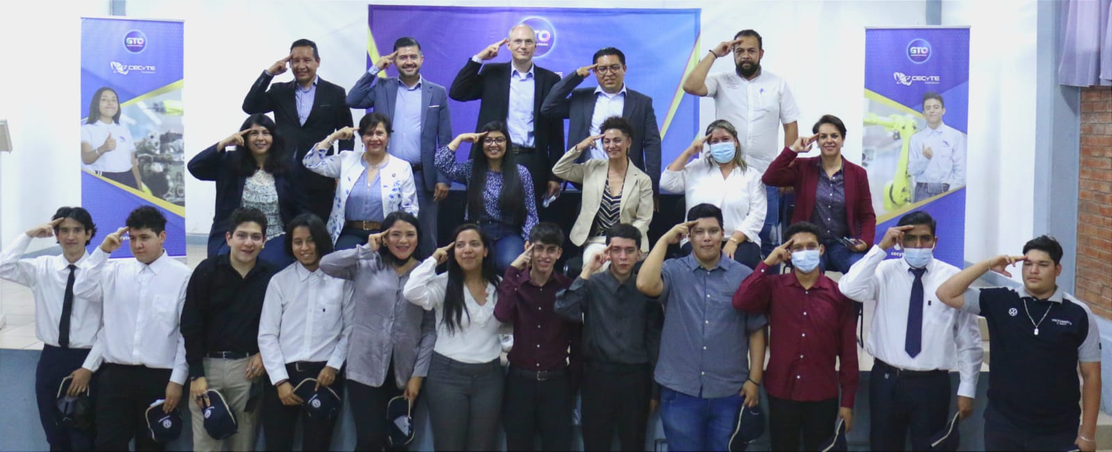 Se gradúan 13 estudiantes del CECyTE Guanajuato en Formación Dual