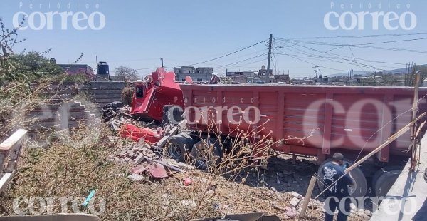 Tráiler se queda sin frenos y choca contra una casa en Valle de Santiago