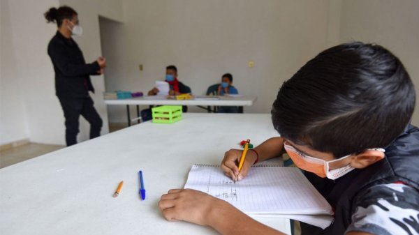 SEG quita filtros Covid en escuelas; cubrebocas será necesario solo en interiores