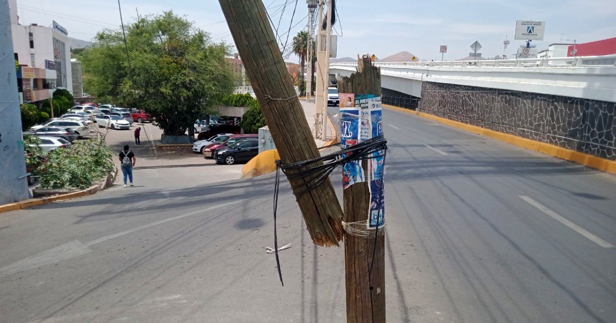 ¿Y el ingeniero? Así ‘arregla’ Telmex poste en la Euquerio Guerrero