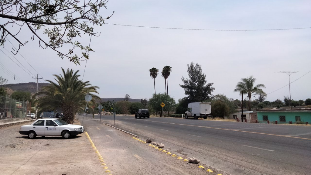 Purísima del Rincón: menores viven el peligro de estudiar a la orilla de la carretera