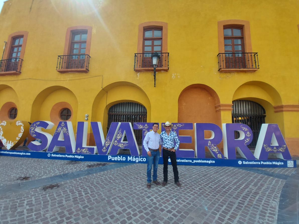 Tras cantar las mañanitas al alcalde, José Julián graba video en Salvatierra