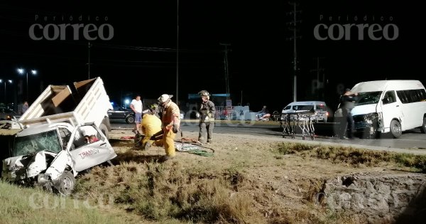 Mueren dos en choque de camionetas en San José Iturbide