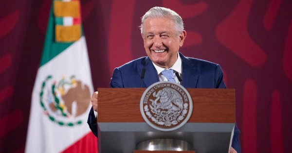 AMLO y la salud: mientras va por sistema gratuito y completo, lanza afrentas a médicos