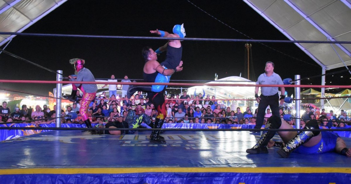 Entre acrobacias y patadas voladoras, show de lucha libre sorprende a Abasolo