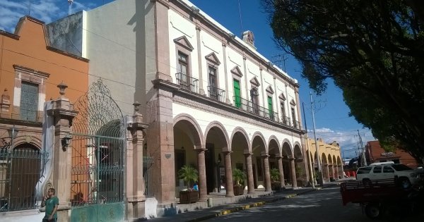 Automovilista gana demanda a Salvatierra por haber caído a una coladera abierta