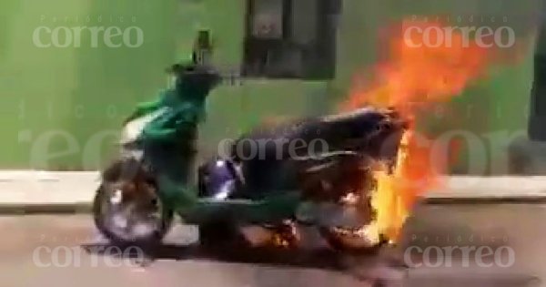 Motocicleta se incendia en la colonia 18 de agosto en Irapuato