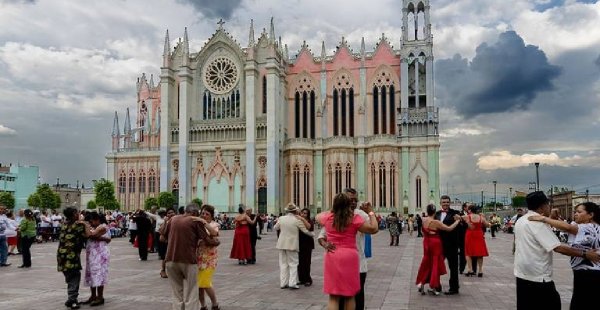 ¡A bailar! Regresan los miércoles de danzón en la Plaza Expiatorio de León