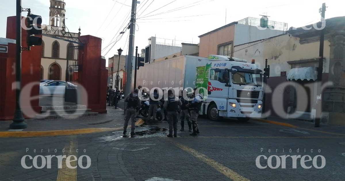 Tráiler varado provoca cierre de calles en zona centro de Salamanca