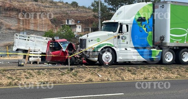 Choque entre camioneta y tráiler en la Irapuato-Abasolo deja un muerto y un herido