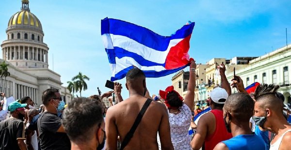 Cuba condena a 297 personas por protestas contra el gobierno