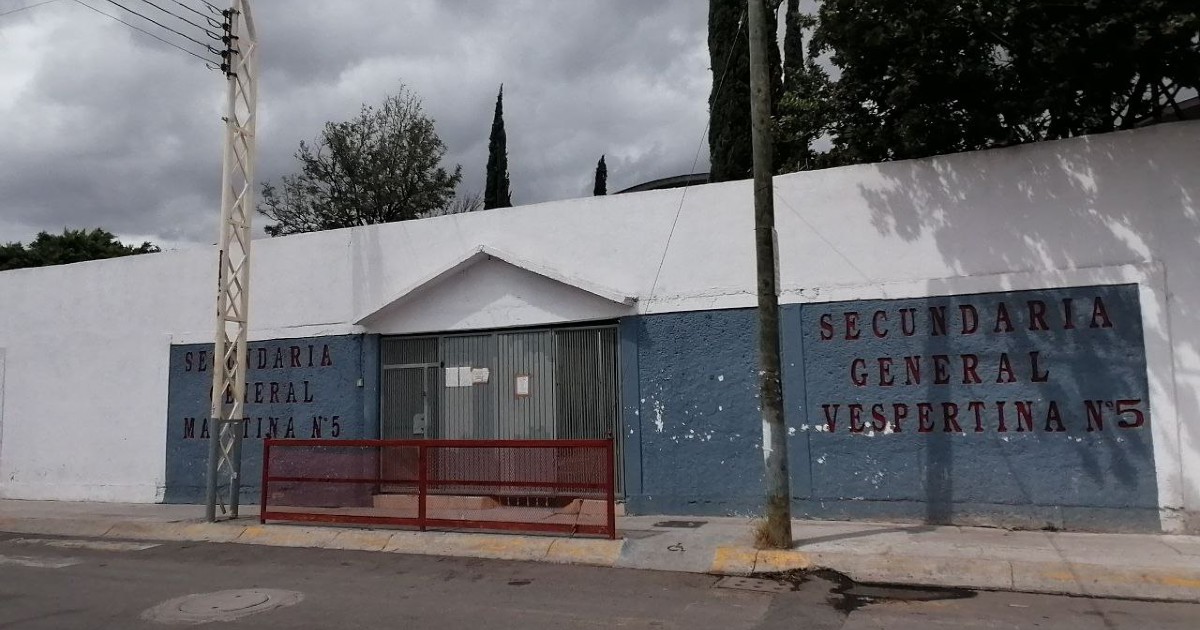 Familiares desalojan a menores de secundaria en Celaya ante amenazas de ataques