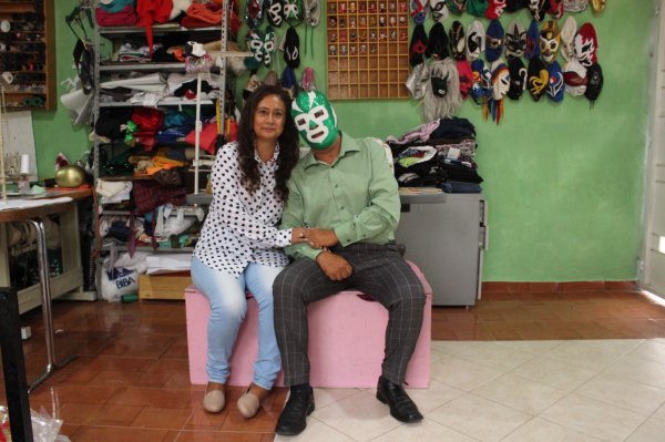 Con su ‘Taller de los Sueños’, luchador leonés y su esposa ‘visten’ a las nuevas leyendas