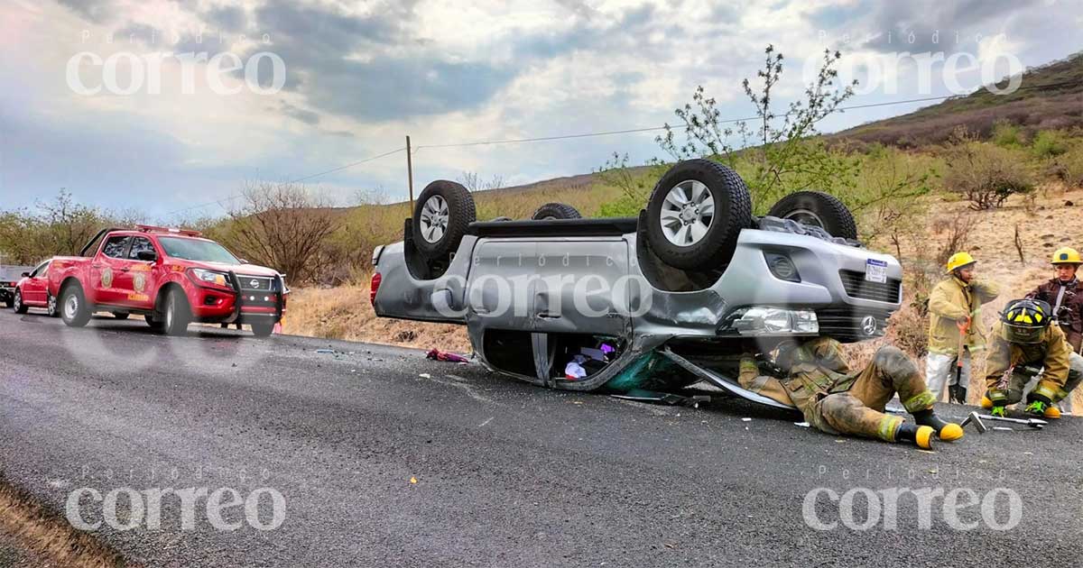 Aparatosa volcadura deja un lesionado en la carretera Acámbaro-Jerécuaro