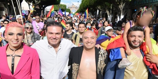 Alejandro Navarro marcha junto a la comunidad LGBTQ+…¿en León?