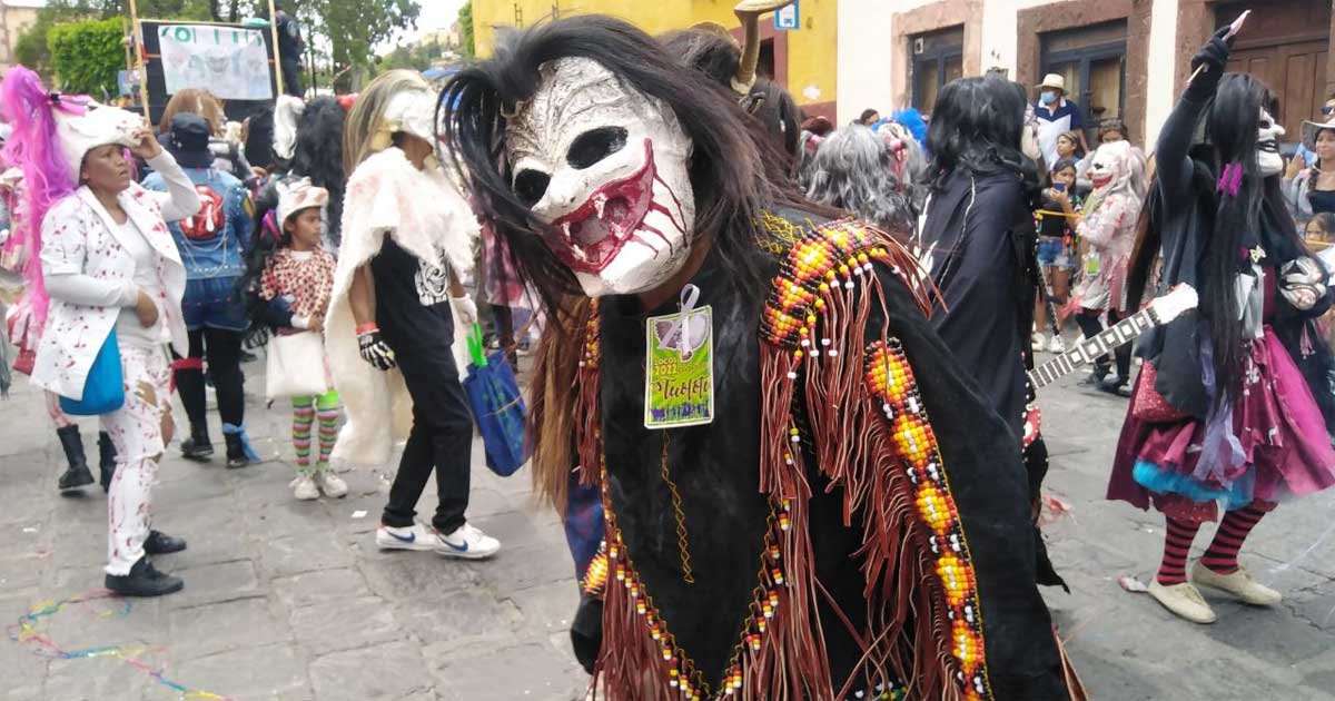 Color y creatividad llenan las calles de San Miguel en el Desfile de Locos 2022