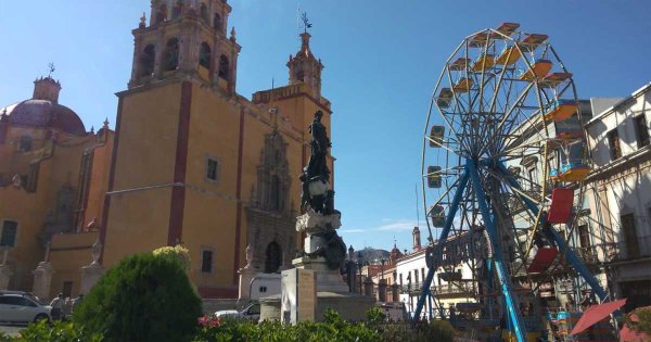 ‘Aparece’ rueda de la fortuna en Guanajuato, ¿una bonita postal o peligro?