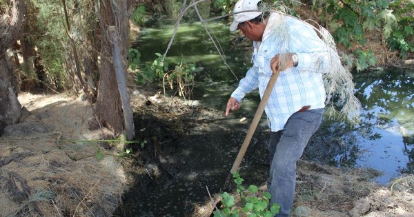 Aguas negras inundan las tierras de Cecilio en Silao; amenaza con bloquear el arroyo